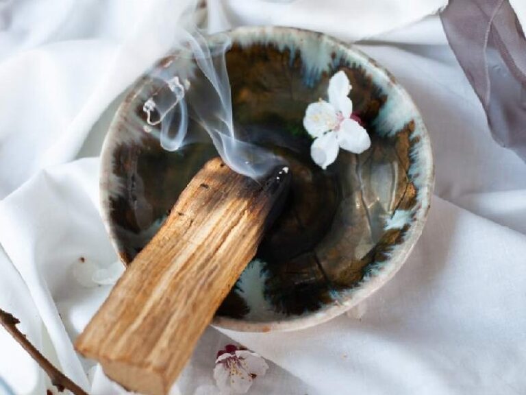 Rytuał oczyszczania domu za pomocą kadzideł z palo santo i białej szałwii – naturalne rozwiązanie na poprawę samopoczucia i zdrowia.