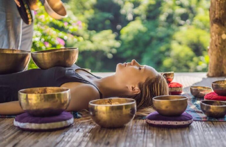 Masaż dźwiękowy – relaksacja i odprężenie poprzez instrumenty, takie jak gongi, misy tybetańskie czy koshi.