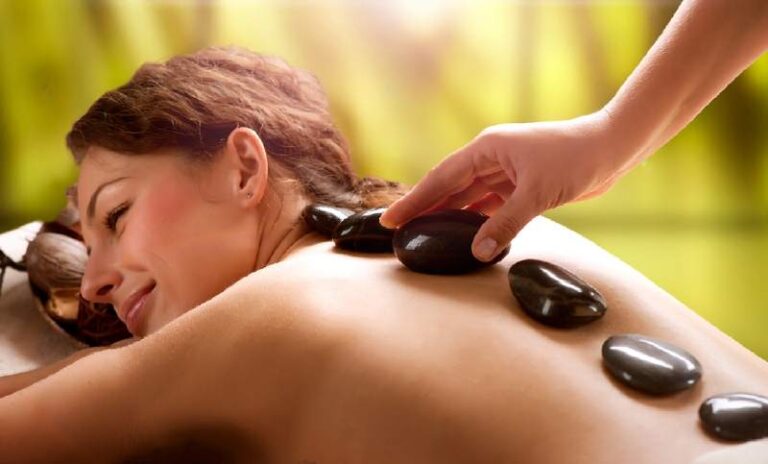 Masaż gorącymi kamieniami – relaksacyjny i zdrowotny sposób na redukcję stresu i bólów.