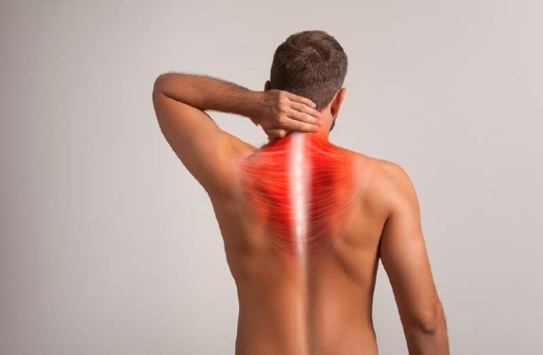 Masaż głęboki jako skuteczna terapia przy bólu kręgosłupa piersiowego.